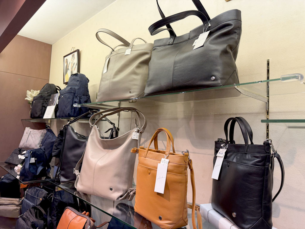 arukan/アルカン】大人の女性を彩る。上品レザーの2WAYバッグ